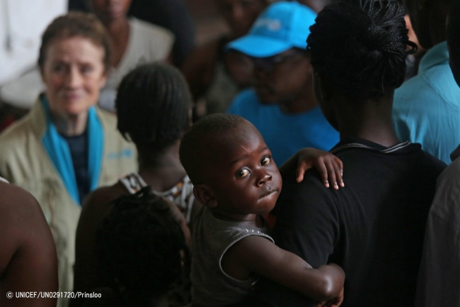 ユニセフ事務局長ヘンリエッタ・フォアは、被災家族の仮設住居となっている中学校を訪問した。© UNICEF_UN0291720_Prinsloo