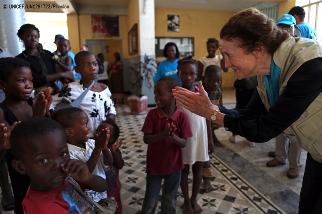 仮設住居となっている中学校で、被災した子どもたちと触れ合う様子。© UNICEF_UN0291734_Prinsloo