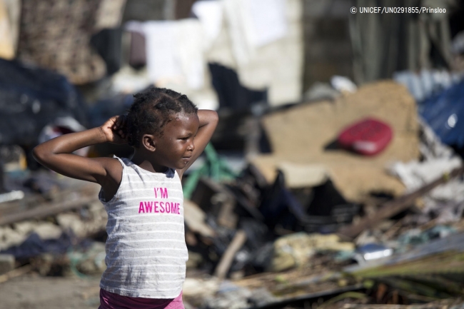 モザンビークの被災地で遊ぶ子ども。(2019年3月24日撮影) © UNICEF_UN0291855_Prinsloo