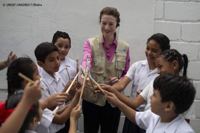 テグシガルパの学校を訪問し、生徒と触れ合うヘンリエッタ・フォア ユニセフ事務局長。(2019年4月2日撮影) © UNICEF_UN0295017_Bindra