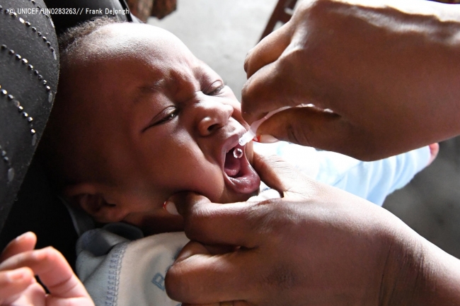 予防接種を受けるコンゴ共和国の赤ちゃん。(2019年2月撮影) © UNICEF_UN0283263_ Frank Dejongh