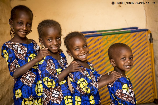 ユニセフが支援する保健センターで、はしかの治療を受け元気になったマリの3歳から7歳の子どもたち。(2019年3月撮影) © UNICEF_UN0299499_Keïta
