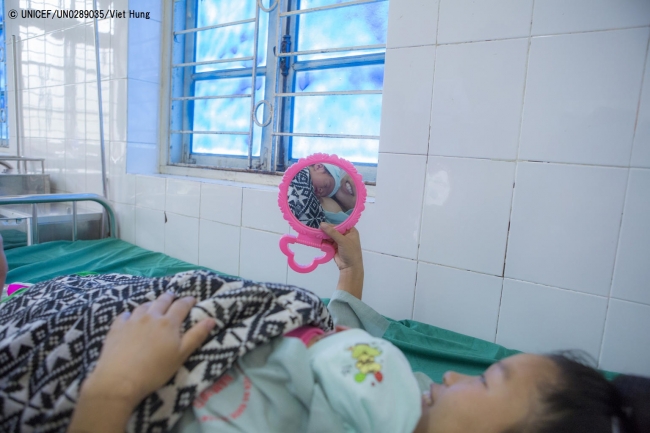 ベトナムの病院で、低体重で生まれた娘を抱く母親。© UNICEF_UN0289035_Viet Hung