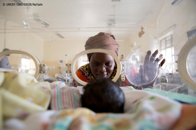 南スーダンの病院で、1,300グラムで生まれた孫を見つめる女性。母親は出産時の出血が原因で亡くなった。© UNICEF_UN0159228_Naftalin