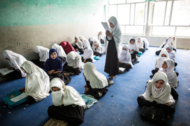 ユニセフが支援する学校で学ぶ女の子たち（アフガニスタン・ナンガルハル県）© UNICEF_UN0309018_Kokic