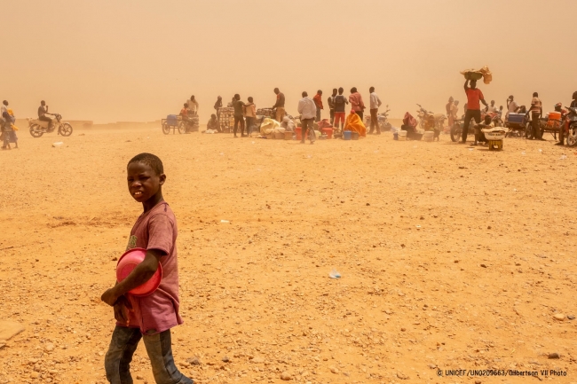 トランジット・センターに滞在するアルジェリアからニジェールに送られた男の子。（2018年撮影）© UNICEF_UN0209663_Gilbertson VII Photo