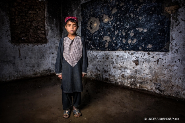 カンダハール州の破壊された教室に、2kmの距離を歩いて通う9歳のアブドゥル・ハミド君。(2019年4月撮影) © UNICEF_UN0309065_Kokic