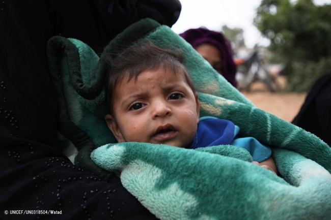 暴力が激化するイドリブから逃れ、トルコ国境近くに設置された簡易キャンプで休む赤ちゃん。(2019年6月3日撮影) © UNICEF_UN0318504_Watad