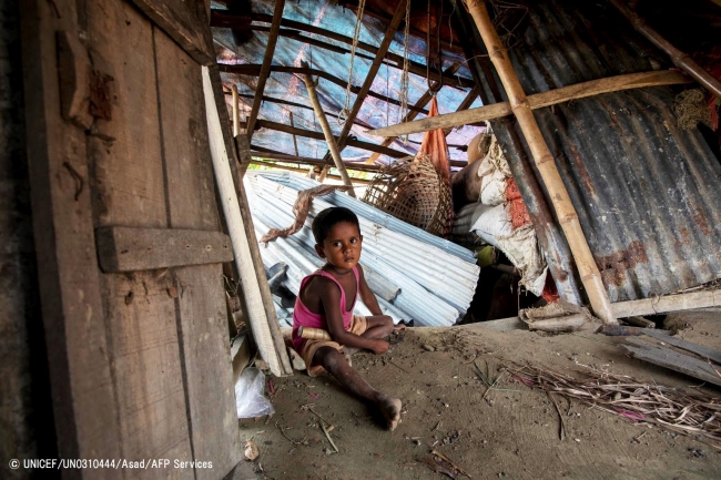 サイクロン「ファニ」の被害を受けた自宅で座り込む男の子。(2019年5月撮影) © UNICEF_UN0310444_Asad_AFP Services