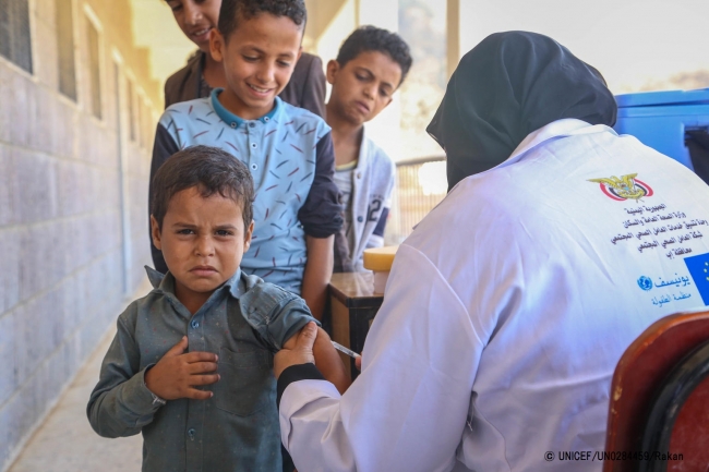 ユニセフが支援する予防接種キャンペーンで、はしかと風疹の予防接種を受けるイエメンの男の子。(2019年2月撮影) © UNICEF_UN0284459_Rakan