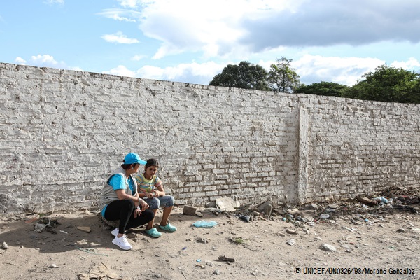 ベネズエラ移民の女の子から話を聞くユニセフ・ラテンアメリカ・カリブ海諸国地域事務代表マリア・クリスティナ・ペルセバル。(2019年7月10日撮影) © UNICEF_UN0326493_Moreno Gonzalez