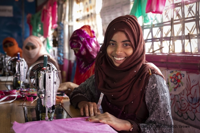 ミシンを使った裁縫の技能を学ぶロヒンギャ難民の15歳の女の子。© UNICEF_UN0326950_Brown