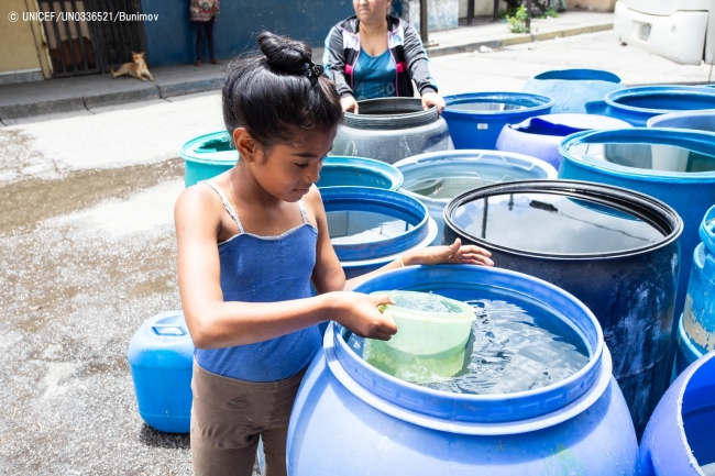 容器に水を汲む9歳のダグリアニス・ゴンサレス・サンチェスちゃん。(2019年7月25日撮影) © UNICEF_UN0336521_Bunimov