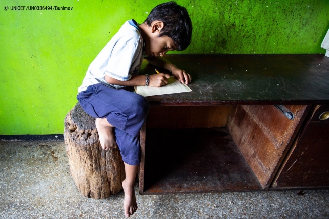 カラカスの自宅で宿題をする6歳のルイス・アルフレド・セリス君。(2019年7月25日撮影) © UNICEF_UN0336494_Bunimov