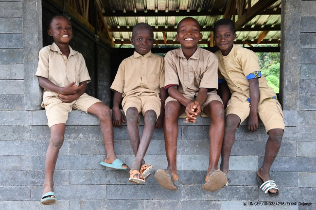教室の窓枠に座るコートジボワールの子どもたち。(2019年8月5日撮影) © UNICEF_UN0334296_Frank Dejongh