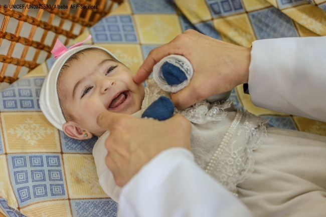 パレスチナ・ガザ地区に設置されたユニセフのECDセンターで、保健員に笑顔を見せる生後10カ月の赤ちゃん。(2019年1月撮影) © UNICEF_UN0275530_Albaba AFP-Services