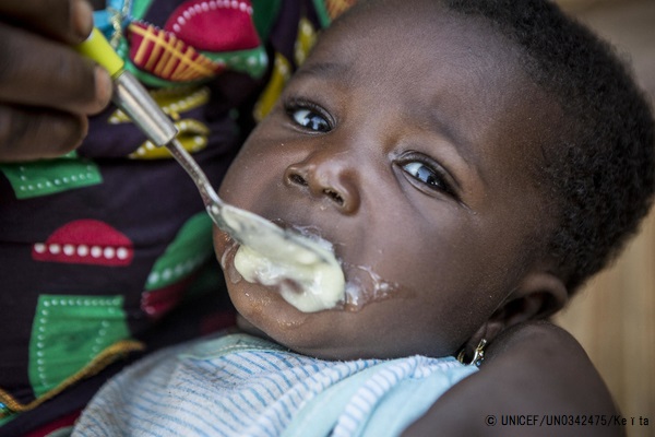 マリで微量栄養素パウダーの入った離乳食を食べる生後6カ月のシャトーちゃん。(2019年8月27日撮影) © UNICEF_UN0342475_Keïta