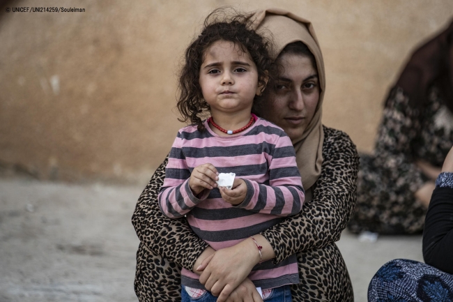 暴力から逃れ、アルアインから75km離れた町まで避難を余儀なくされたシリアの家族。(2019年10月撮影) © UNICEF_UNI214259_Souleiman