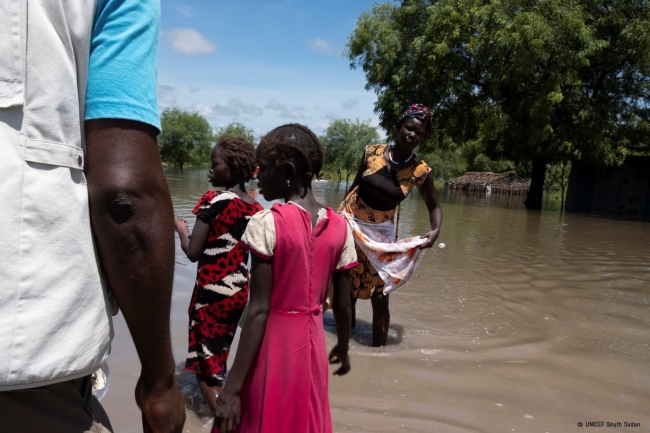浸水した道を歩く人たち。＠ UNICEF South Sudan