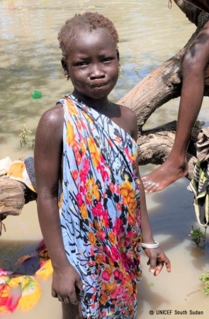洪水により浸水被害を受けた町に住む女の子。＠ UNICEF South Sudan