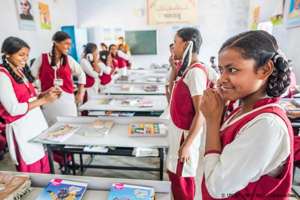 ライフスキル教育プログラムに参加するインドの女の子たち。(2018年6月撮影) © UNICEF_UN0214958_Vishwanathan
