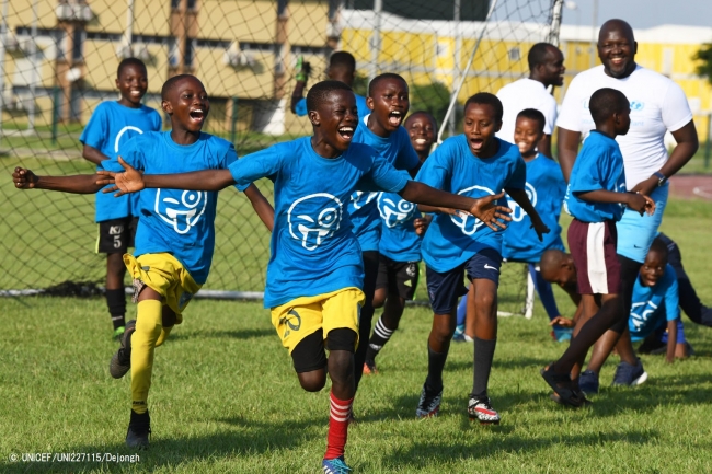 世界子どもの日をお祝いし、サッカーを楽しむコートジボワールの子どもたち。(2019年11月15日撮影) © UNICEF_UNI227115_Dejongh