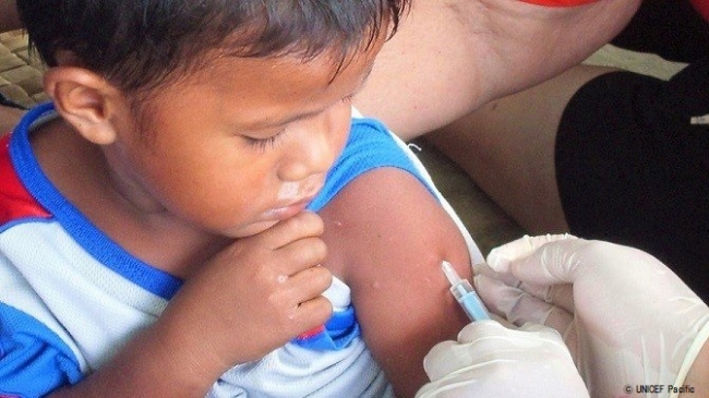 はしかの予防接種を受ける男の子。© UNICEF Pacific