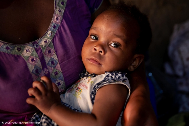 生後1カ月半でHIVに感染していると分かった女の子。(2019年8月撮影) © UNICEF_UNI211836_Schermbrucker