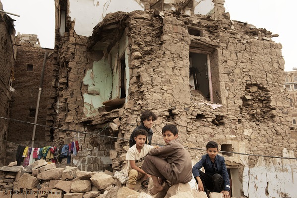 空爆によって破壊された家の前に座るイエメンの子どもたち。(2019年7月撮影) (C) UNICEF_UNI220712_Romenzi 空爆によって破壊された家の前に座るイエメンの子どもたち。(2019年7月撮影) (C) UNICEF_UNI220712_Romenzi