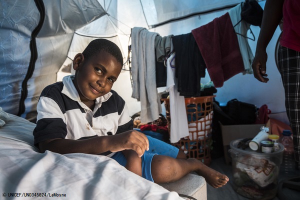アンティグア・バーブーダでハリケーン「イルマ」の被害を受け、母親とテントで暮らす5歳の男の子。(2019年11月6日撮影) © UNICEF_UN0345624_LeMoyne