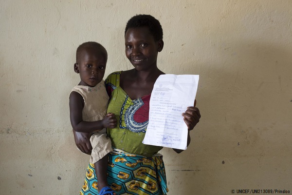 生まれてすぐに出生登録をすることができず、1歳になって完了したブルンジの男の子とその母親。(2019年9月25日撮影) © UNICEF_UNI213089_Prinsloo