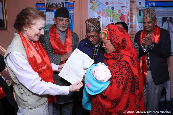 ユニセフ事務局長 ヘンリエッタ・フォアから出生登録書を受け取るネパールの母親。(2019年11月3日撮影) © UNICEF_UNI222536_PRASAD NGAKHUSI