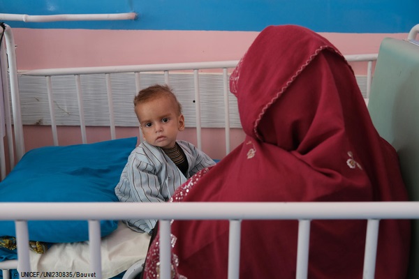 カブールの病院で重度の急性栄養不良の治療を受け、快方に向かっている2歳のカリードちゃん。(2019年11月26日撮影) © UNICEF_UNI230835_Bouvet