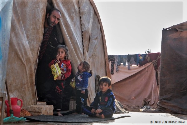 トルコ国境近くの非公式居住区で寒さから身を守るシリアの家族。(2019年11月撮影) © UNICEF_UN0348581_Saad