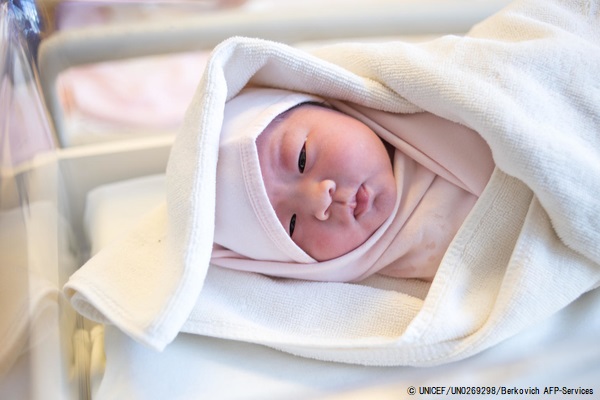 2019年1月1日 10時19分に生まれた中国の赤ちゃん。(2019年1月撮影) © UNICEF_UN0269298_Berkovich AFP-Services