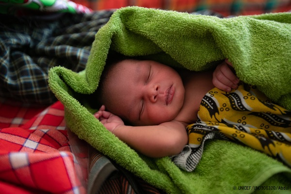 清潔であたたかいタオルにくるまれる、生まれたばかりのウガンダの赤ちゃん。(2019年4月撮影) © UNICEF_UN0306320_Abdul