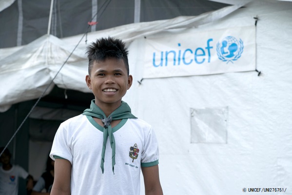 フィリピンを襲った台風の被害により、避難生活を送る12歳のラシッドくん。新しいテントのおかげで快適に授業を受けることができている。(2019年12月撮影) © UNICEF_UNI276751_