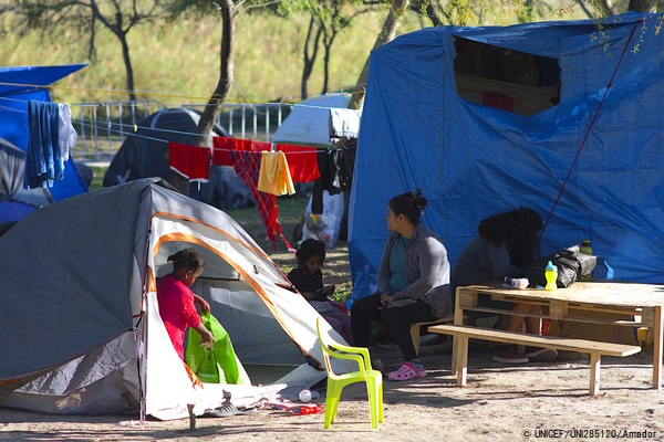 マタモロスの町に並ぶ仮のテントの様子。(2020年1月29日撮影) © UNICEF_UNI285120_Amador