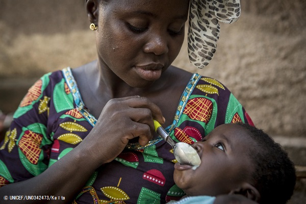 微量栄養素パウダーの入ったおかゆを食べる生後6カ月のマリの赤ちゃん。(2019年8月撮影) © UNICEF_UN0342473_Keïta