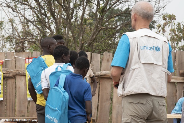 武力グループから解放され、服や靴、基本的日用品などが入った社会復帰パッケージを受け取る子どもたち。(2019年2月撮影) © UNICEF_UN0280466_Ryeng