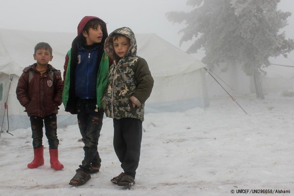 トルコ国境近くの非公式居住区で、厳しい寒さの中テントの外に立つ子どもたち。(2020年2月13日撮影) © UNICEF_UNI296658_Alshami