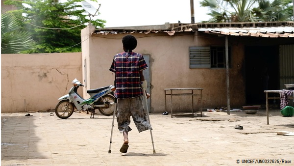 マリにある保護者の同伴のない子どもたちのためのシェルターで、松葉杖を使って歩くイスマイルくん。ニジェールで武装グループに襲撃されて足を失った。(2019年6月撮影) © UNICEF_UN0332625_Rose