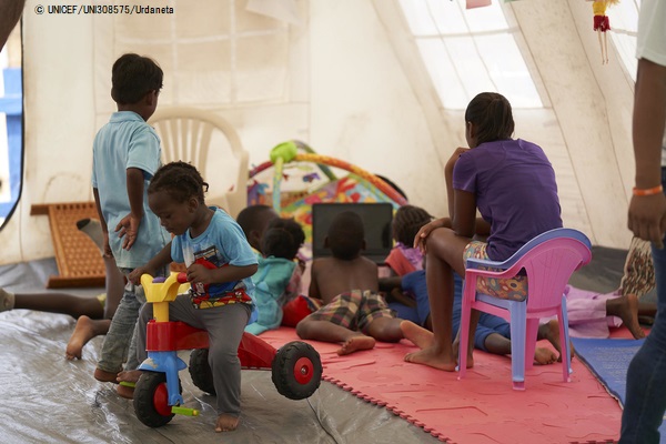 ERM内に設置されたユニセフの子どもに優しい空間で、移民の子どもと受け入れコミュニティの子どもが一緒に遊ぶ様子。(2020年2月6日撮影) © UNICEF_UNI308575_Urdaneta