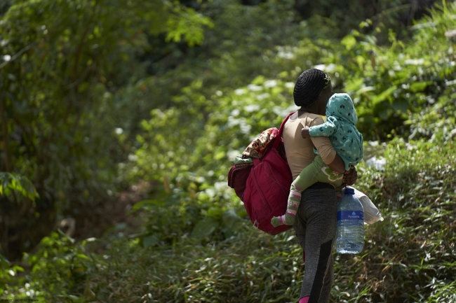 ダリエン地峡のジャングルを通り抜け、移民保護ステーション(ERM)に到着したシエラレオネ人の若い母親と赤ちゃん。(2020年2月6日撮影) © UNICEF_UNI308583_Urdaneta
