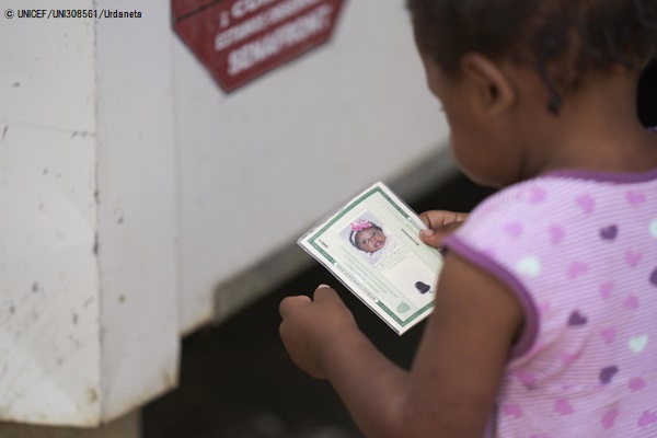 ERMで受け取った自分の身分証明書を見つめるブラジル人のアンゴラちゃん(1歳)。(2020年2月5日撮影) © UNICEF_UNI308561_Urdaneta