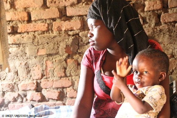 2歳の赤ちゃんを抱くミリアさん。12歳のときに強制結婚させられて妊娠し、学校をやめなければならなかった。(2018年2月撮影,ウガンダ) © UNICEF_UN0203604_Nakibuuka