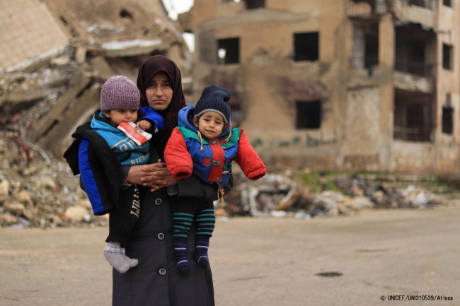 この5年間はマンビジに避難しており、子どもたちのために十分な食べ物を手に入れることができなかったと話すアラーさん。(2020年2月13日撮影) © UNICEF_UNI310539_Al-Issa