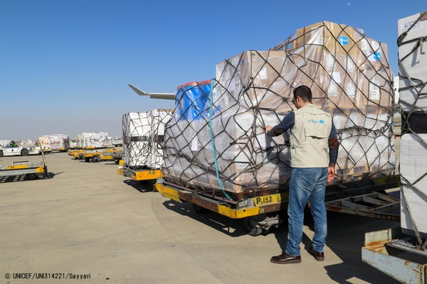 イランのエマーム・ホメイニー国際空港に到着したサージカルマスク、ガウン、ゴーグルなどの支援物資。(2020年3月5日撮影) © UNICEF_UNI314221_Sayyari