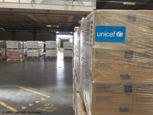 コペンハーゲンのユニセフ物資供給センターで、パキスタンに輸送する支援物資を準備する様子。(2020年3月17日撮影) © UNICEF_UNI314647_Martinussen