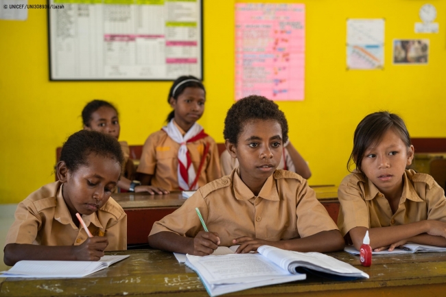小学校で授業を受けるインドネシアの子どもたち。(2020年2月14日撮影) (C) UNICEF_UNI308936_Ijazah